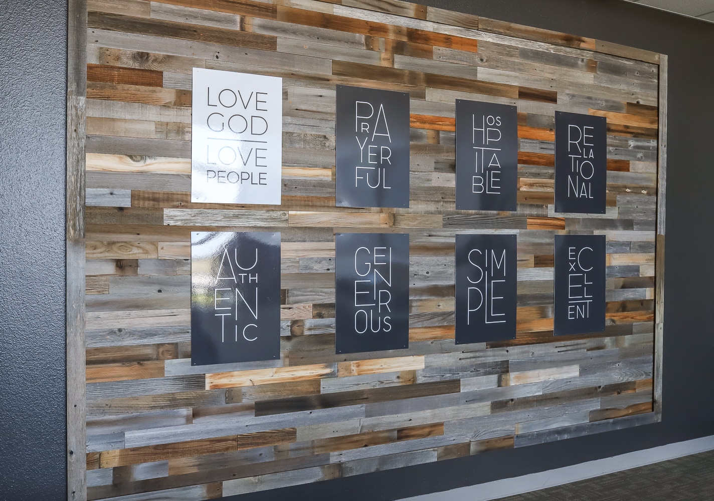How to create a statement wall with reclaimed wood planks