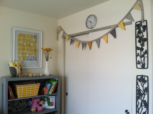 bookshelf_and_bunting