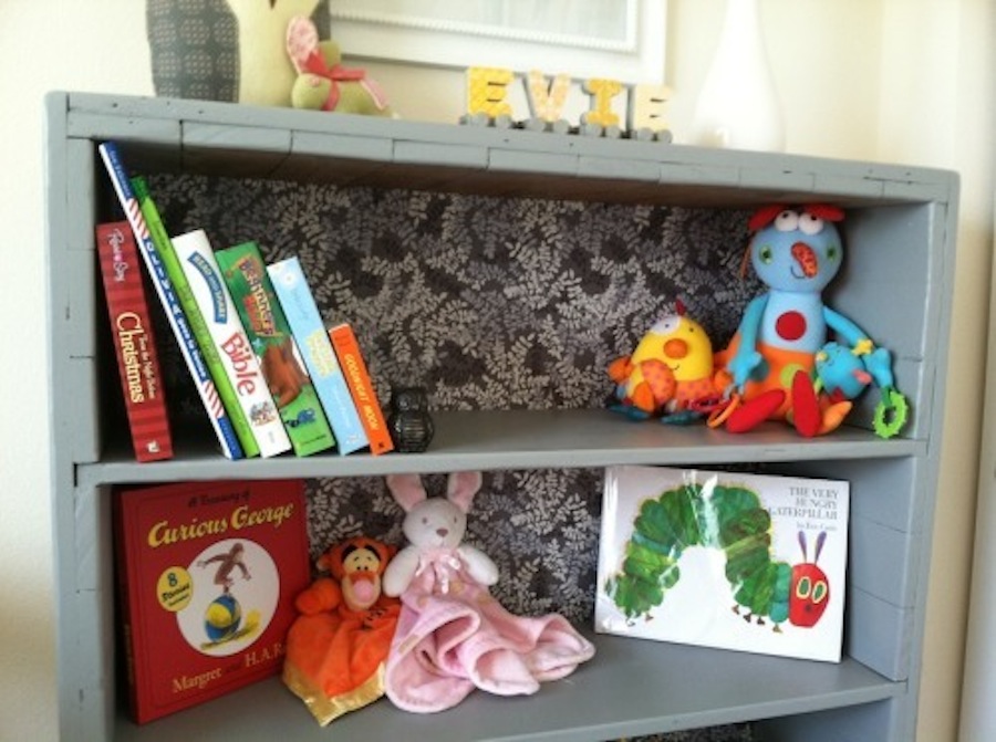 bookshelf_closeup