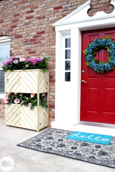 How to build a two-tiered vertical planter. Free plans and step-by-step tutorial!