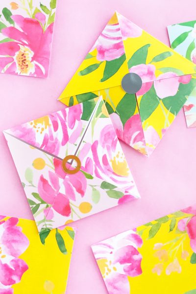 DIY Floral Patterned Envelope And Tag Set - Design and make your own pretty floral stationery with this free template. Click through for the tutorial!