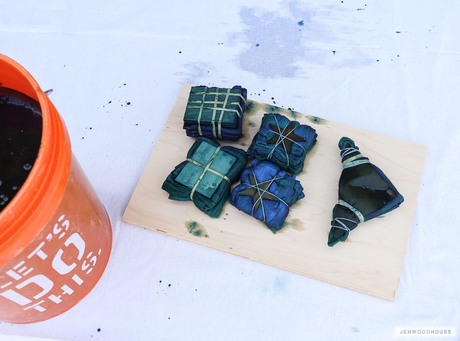 How to indigo dye napkins using the shibori technique