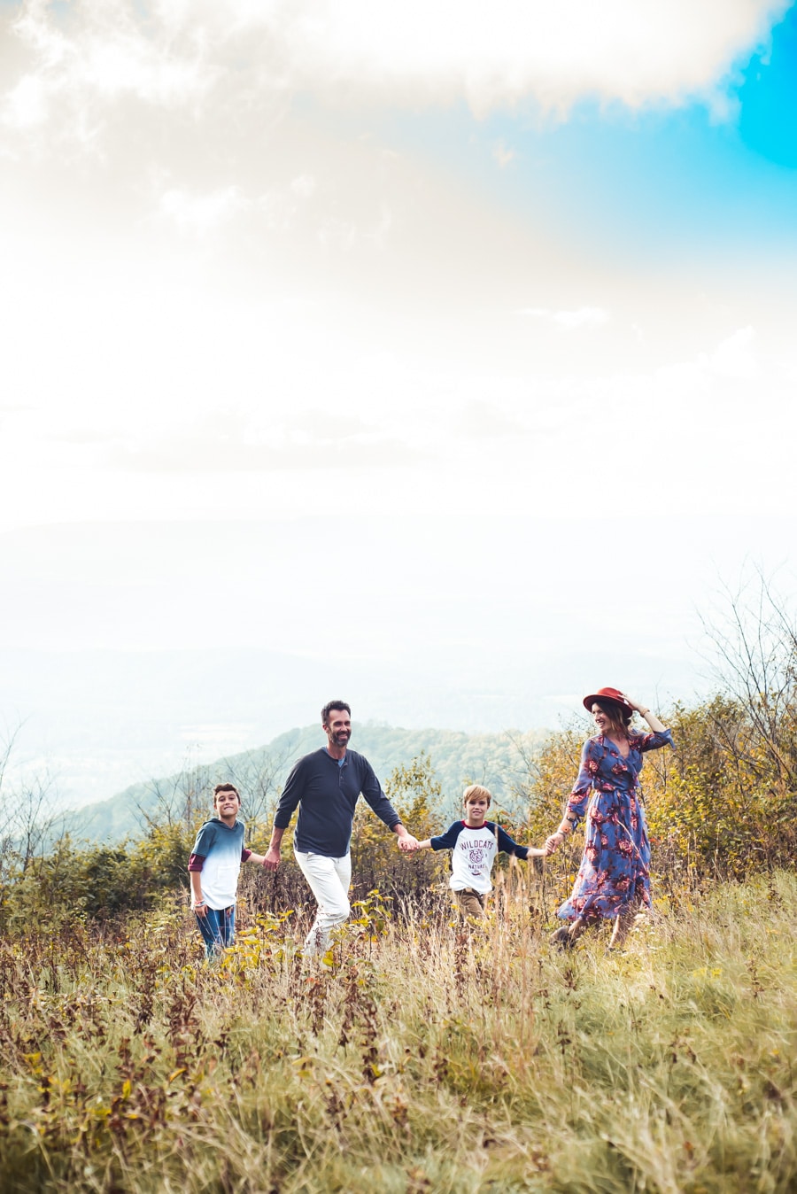 Learn more on what to wear for family pictures. This post has some really great tips! Learn more on what to wear for family pictures.