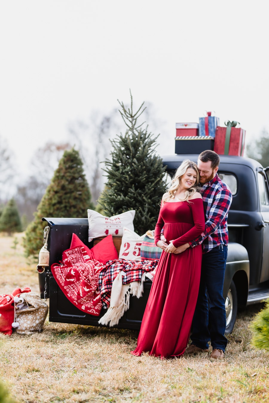 Learn more on what to wear for family pictures. This post has some really great tips! Learn more on what to wear for family pictures.