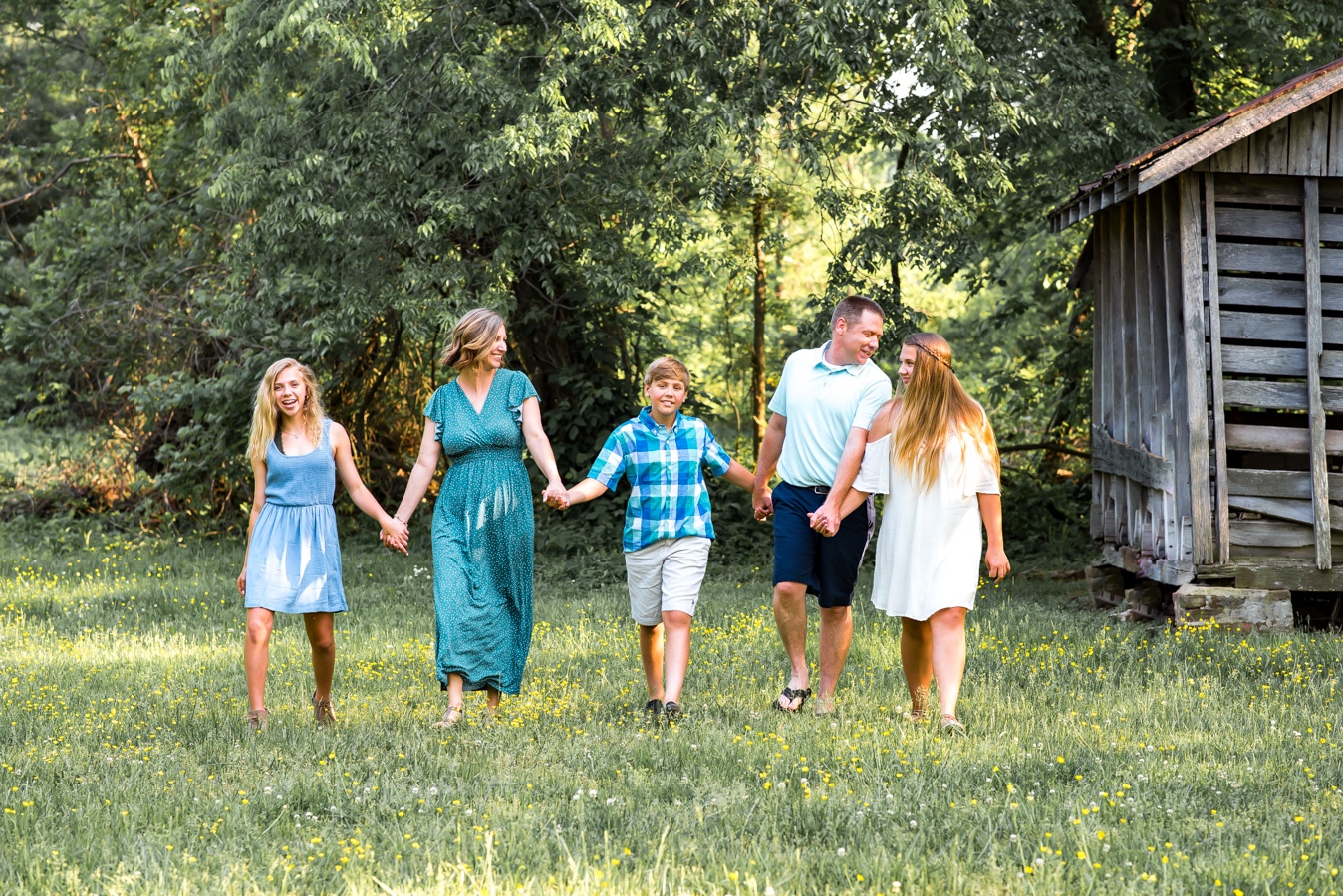 Learn more on what to wear for family pictures. This post has some really great tips! Learn more on what to wear for family pictures.