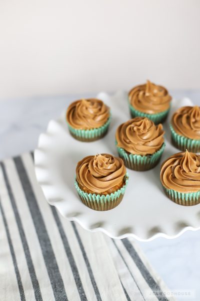 Make these easy peanut butter and banana pupcakes (dog cupcakes) for your favorite pup!